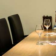 ワインは、店の看板メニューの煮込み料理に良く合う赤ワインを中心に、甘口から辛口、ライトボディからフルボディまで幅広い味わいでラインナップ。料理と一緒に楽しんでほしいと、価格も手頃なものがほとんどです。