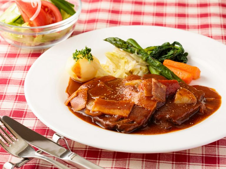 ホロホロの黒毛和牛のバラ肉と、ソースのハーモニーが絶妙な『ビーフシチュー ライス付き』