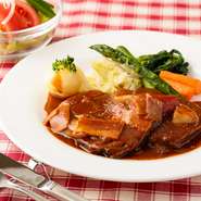 フォンドボーから5日間かけ、丁寧につくられるドミグラスソースは、ベースに小麦粉は使わず、子牛や牛すね肉から出るゼラチン質でトロみを出し、まろやかな味わいに。黒毛和牛バラ肉の柔らかさも抜群です。