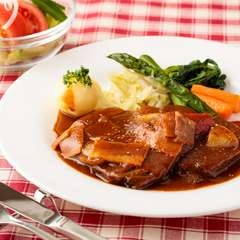 ホロホロの黒毛和牛のバラ肉と、ソースのハーモニーが絶妙な『ビーフシチュー　ライス付き』