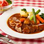 牛タンは、フォンドボーの中で2日間程しっかり煮込んでいるので、トロトロの柔らかさ。同じく時間をかけてつくられる、旨みの濃厚なドミグラスソースが、そのタンのおいしさをグッと引き立ててくれます。