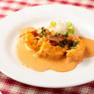 自家製のアメリカンソースは、エビのミソをたっぷり使っているので、旨みとコクが凝縮しています。食感を損なわないようにソテーした大きめのエビと合わせていただけば、エビのおいしさを存分に堪能できます。