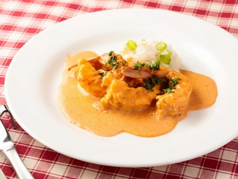 エビのプリプリ食感と、ソースのコクがたまらない『エビのアメリカンソースバターライス添え』