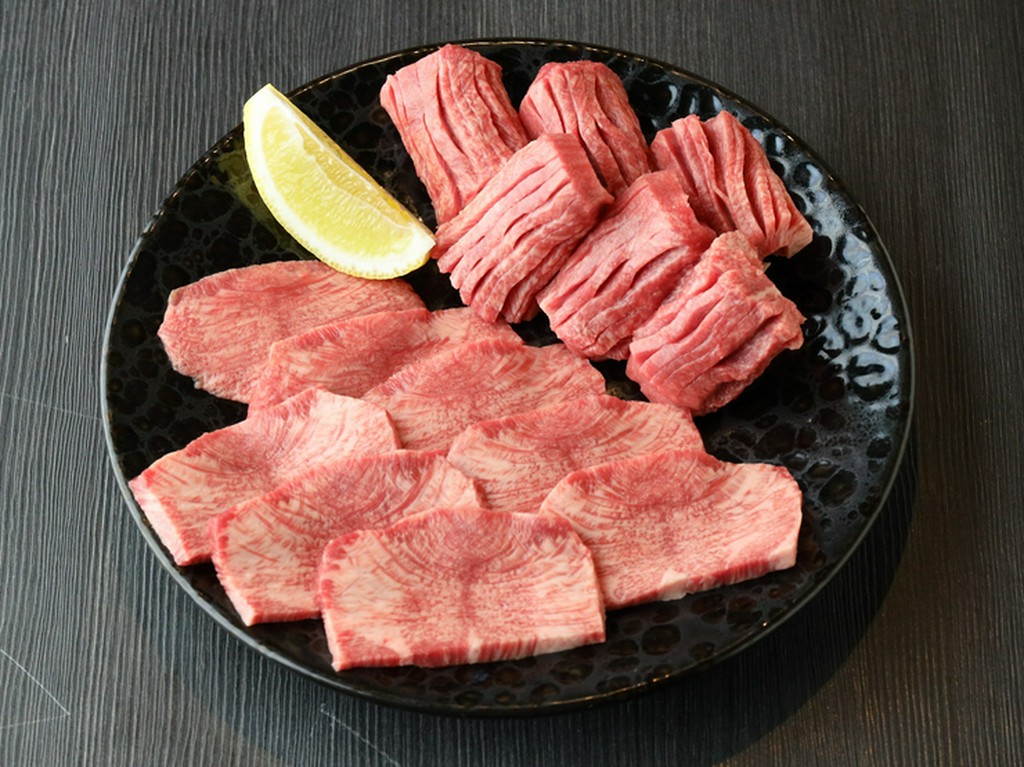 2種類の厚さによる違いをご賞味あれ。名物『厚切り霜降り生タン塩』、『薄切り霜降り生タン塩』