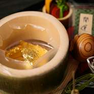 竹の中に入った料理をゲスト自身が小槌で割って取り出すように、“自分の手で運を開く”ような演出で料理を仕上げられています。料理そのものにも金箔が覆われており、高級感と華やかさの化粧を施されています。
