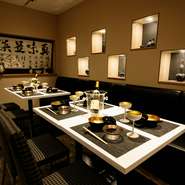 店内には小澤氏が収集した、九谷焼作家でもあり人間国宝でもある徳田八十吉氏の彩釉磁器が飾られています。また使用している食器は、特注でつくられたオリジナル品が多数使われています。