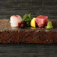 新鮮な魚介をおいしくいただくための、切り方や盛り付け方に工夫が凝らされています。おいしさを目でも味わう。