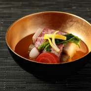 昆布と鰹からとった一番だしによる吸い地を最後に注ぐことで、それぞれの素材の味を引き立たせています。