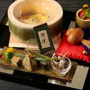 代表的なコースメニューは、「黄金特選牛の陶板焼き」を主皿に据えた『黄金特選牛の陶板焼きコース』8,805円。「黄金特選牛の陶板焼き」は、他コースの主皿として代替できるので気軽に相談を。