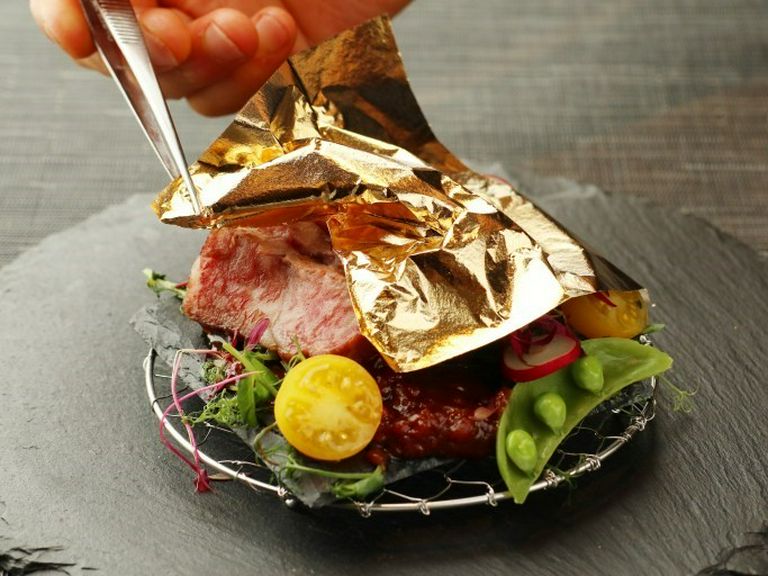金箔を乗せ、華やかさを料理に纏わせた『黄金特選牛の陶板焼き』
