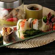 コースの主役となる主皿には、旬の食材を豊かに取り入れています。食べやすさ、見た目の美しさも大切にした一品。※主皿は、全て『黄金特選牛の陶板焼き』にグレードアップすることが出来ます。