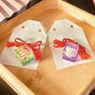 料理の進行に合わせながら、料理一品ごとのテーマとなっている物語に登場する縁起物のアイテムや関連しているアイテムを選び順番にお守りの材料を揃えていきます。

このお守りは、あなたの運を高め「縁結び」を叶えるための世界に一つ、あなただけのためのお守りです「叶いますように」と願ったあなたの願望に向けて「頑張ろう」と決意した瞬間を甦らせるためのお守り

全て、当店でお客様のそばで一つ一つ丁寧にお作りしています