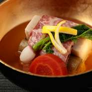 昆布と鰹からひいた一番だしでつくられる椀物。素材ごとに火入れや味付けを変え、素材の持ち味を最大限まで引き出されています。最後に椀の中にゆっくりと吸い地を注ぎ、完成へと導かれます。