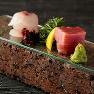 万物を5つに分ける五行説、食材の走り・旬・名残を料理に取り入れ、内面から整えられるように気を配られています。また、料理に遊び心を加えつつ身体に優しい料理をご提供。