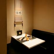 店内にはテーブル席の他に、半個室のようなソファー席を設置。落ち着きのある店内で眩しい輝きをみせてくれるのは、金箔で覆われた『黄金特選牛の陶板焼き』を含むコース料理です。