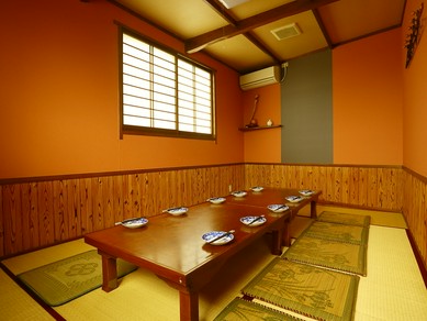 温かみのあるアットホームな店内でくつろぐ