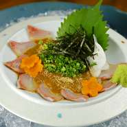博多名物「ごまサバ」を【ありがた屋】流にアレンジ、カンパチを使ったものにしています。プリプリのお刺身を醤油ベースの甘めの特製ごまだれで食べる絶品の一品。