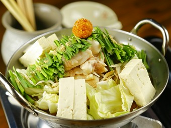 九州名物もつ鍋、プリプリのもつを辛ニンニクを添えていただく『博多もつ鍋』