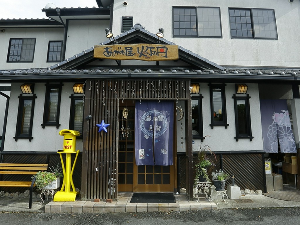 黄色いポストが目印