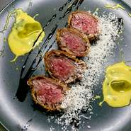新鮮な特選牛を丁寧にパン粉付けし、じっくり揚げてレアに仕上げた渾身の逸品。
