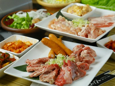 バリエーション豊富な料理を囲んで盛り上がる歓送迎会