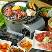 厳選された和牛を使用。ロースやカルビ、牛1本焼き、名物の壺漬けカルビなどが味わえます。コストパフォーマンスがよい一番人気のコースです。