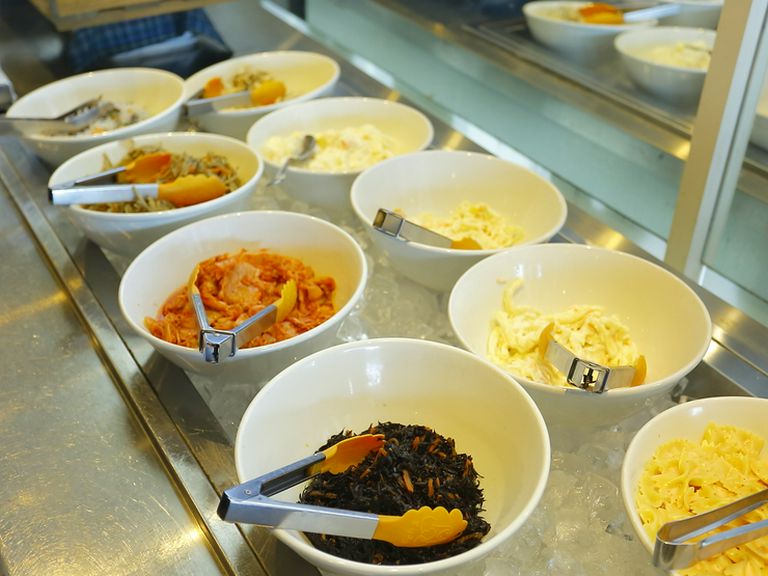 種類豊富なサイドメニュー。ビュッフェスタイルで食べ放題