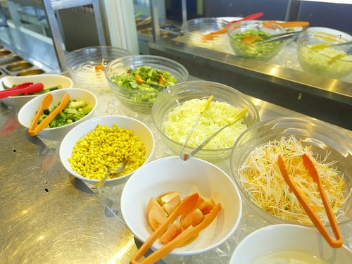 肉を食べるならしっかり野菜を！サラダ類も充実しています