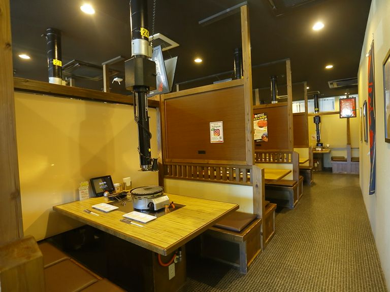 店内の座席は区分けされた半個室スタイル