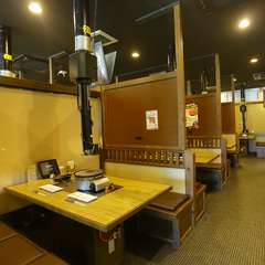 店内の座席は区分けされた半個室スタイル