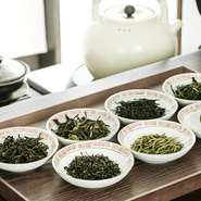 中華とともにぜひ味わいたいのが中国茶。メニューにオンリストされるのは6種のみだが、それ以外のストックも豊富。現地で見つけてきたお茶など、篠原氏が実際に味わって美味しいと思う茶葉のみを厳選しています。