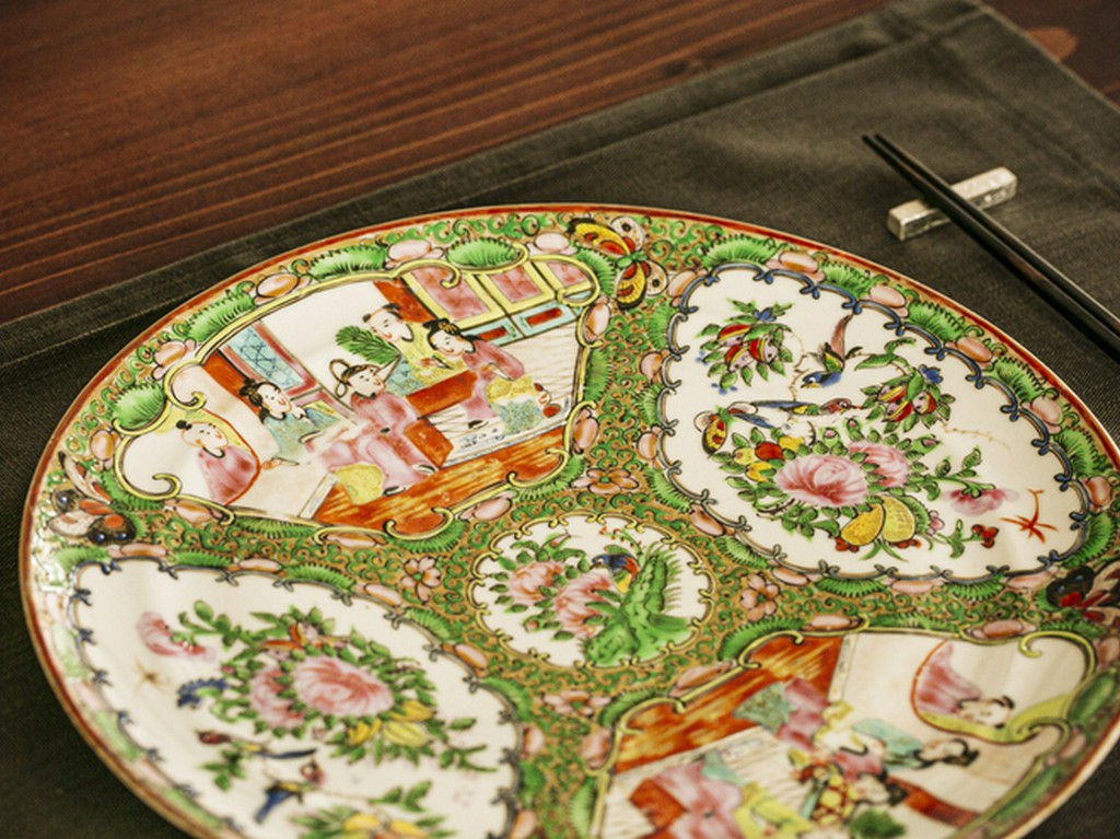 景徳鎮の骨董市で買い揃えた、色彩豊かなウェルカムプレート