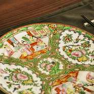 料理を彩る器は、焼き物で有名な江西省・景徳鎮や、日本の作家作品を使用。「席に座っていただいたときに、しっかりと“中国”を感じてほしい」との思いから、ウェルカムプレートは景徳鎮の骨董市で買い揃えました。