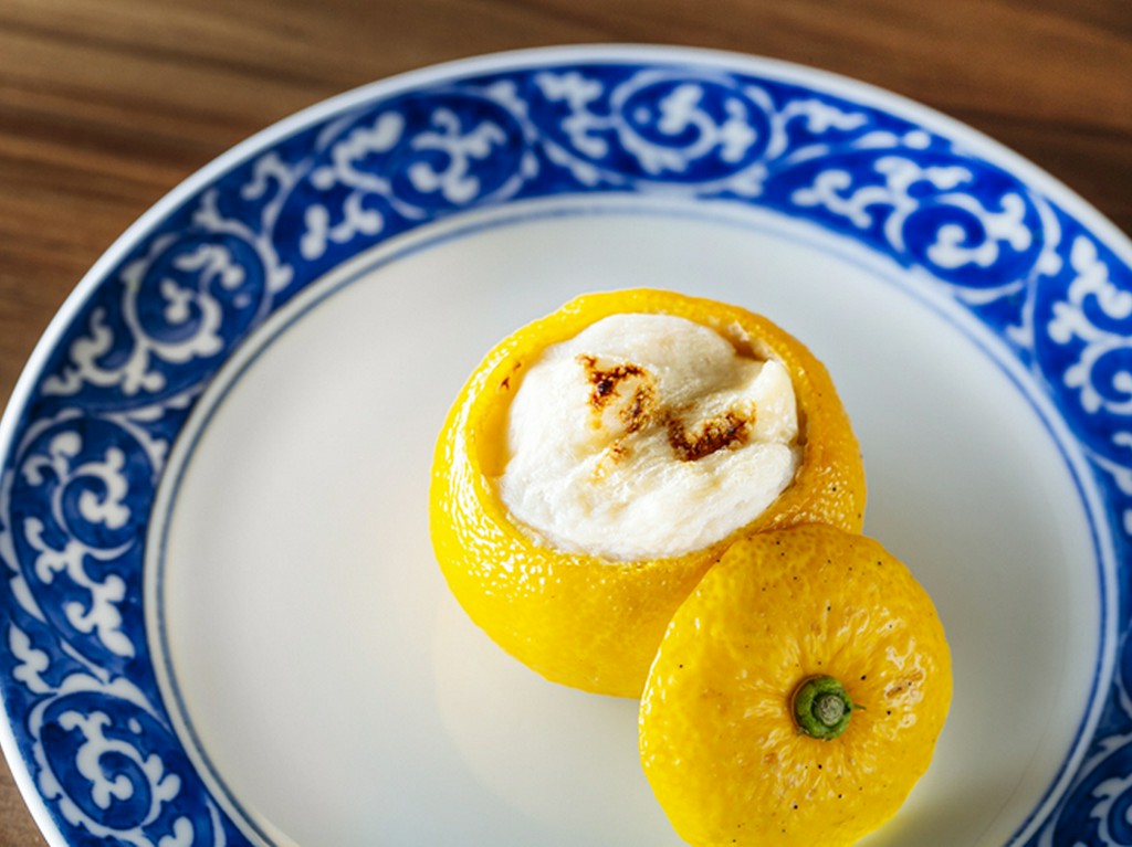 コースの一品目、挨拶がわりとして登場するシグニチャー『葛の杏仁豆腐』