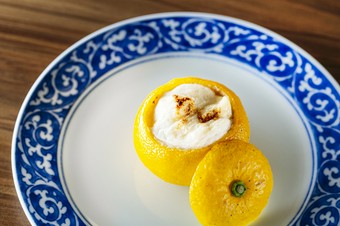 コースの一品目、挨拶がわりとして登場するシグニチャー『葛の杏仁豆腐』