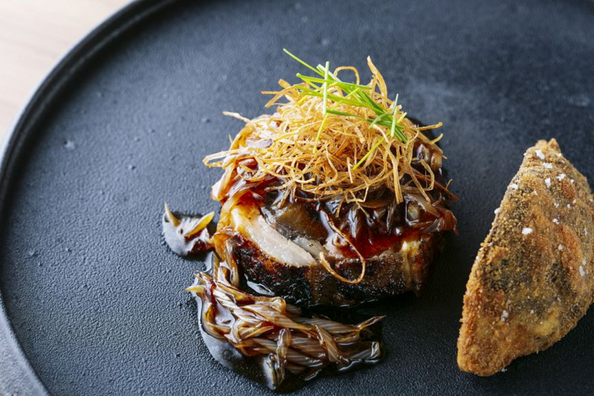 北京の人気食材と名物を組み合わせた『白神ラムとなまこのネギソース煮込み』