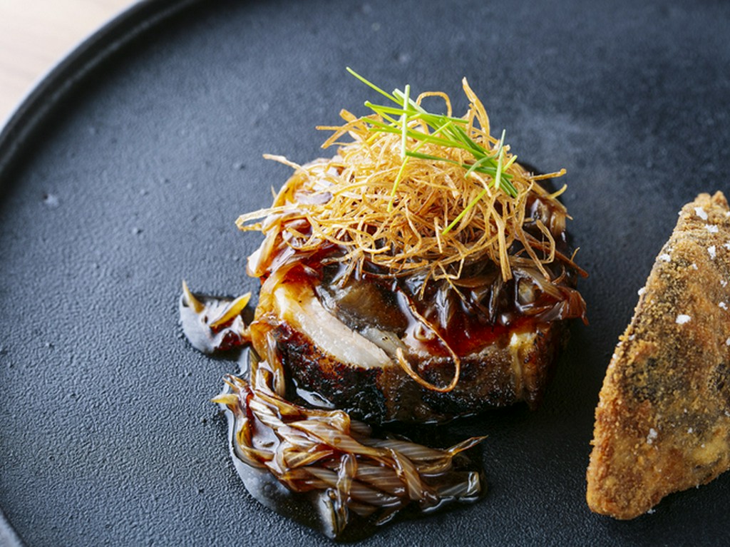 北京の人気食材と名物を組み合わせた『白神ラムとなまこのネギソース煮込み』