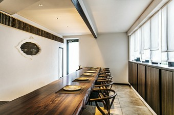 モダンとクラシカル、和と中がない混ぜになった店内