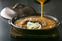 100gというボリュームあるフカヒレを上海の黒酢と、香港の赤酢でいただきます。ゲストの目の前でスープを回しかける演出も。2名以上の場合は、1枚200g～300gを1枚で提供してから切り分けます。