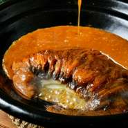 仕上げに焼きつけることで香りを引き出すのがフカヒレの姿煮つくる一般的な調理法。しかし、うちのフカヒレはボリュームがあるのでそれではくどくなります。スープにネギ油、鶏油を乳化させ味に奥行きを出しました。