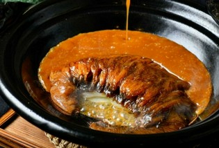 スープに鶏油、ネギ油を乳化させ深みを出した『フカヒレの姿煮』