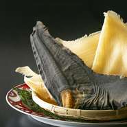 フカヒレは、生産現場を自らの目で確かめたうえで館山より仕入れています。モウカザメ、ヨシキリザメなど、その時で使うフカヒレは異なりますが、手づくり、天日干しにこだわってつくられたお気に入りの食材です。