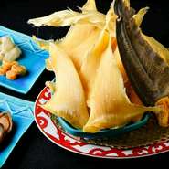 メニューは基本的にコースのみですが、もっと気軽に楽しめるようにと20時以降はショートコースも用意しました。カウンターもあるので、ひとりでの利用も気負うことなく楽しんでいただけます。