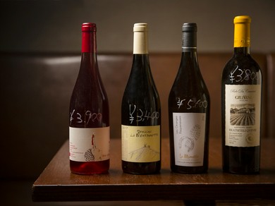 ナチュールを厳選した、ワインは常時約15種をラインナップ