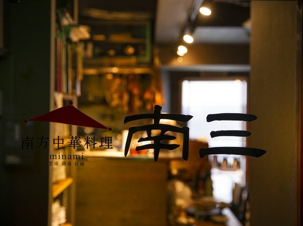 異国へとつながる扉は、飲食店街の路地裏に