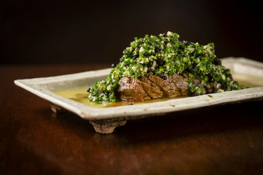 たっぷりの薬味ソースで肉の旨味が引き立てられた『羊のロースト ニラミントソース』