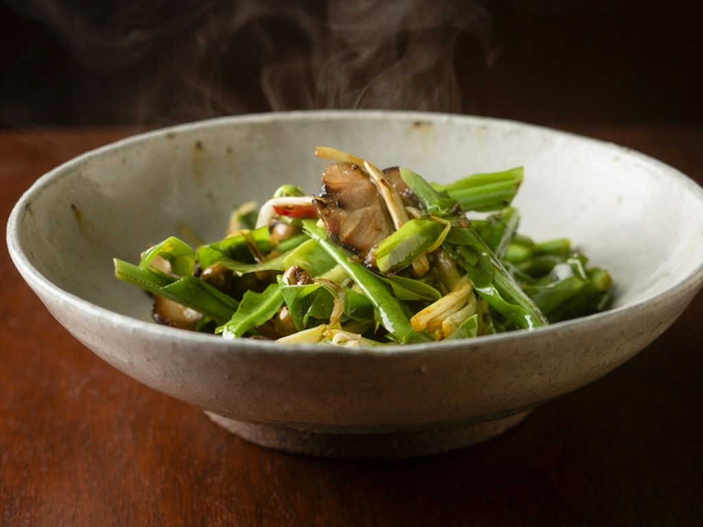 ベーコンから染み出す燻香が深みを増す『台湾オオタニワタリと自家製ベーコンの炒め』