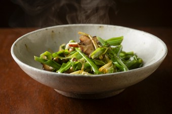 ベーコンから染み出す燻香が深みを増す『台湾オオタニワタリと自家製ベーコンの炒め』