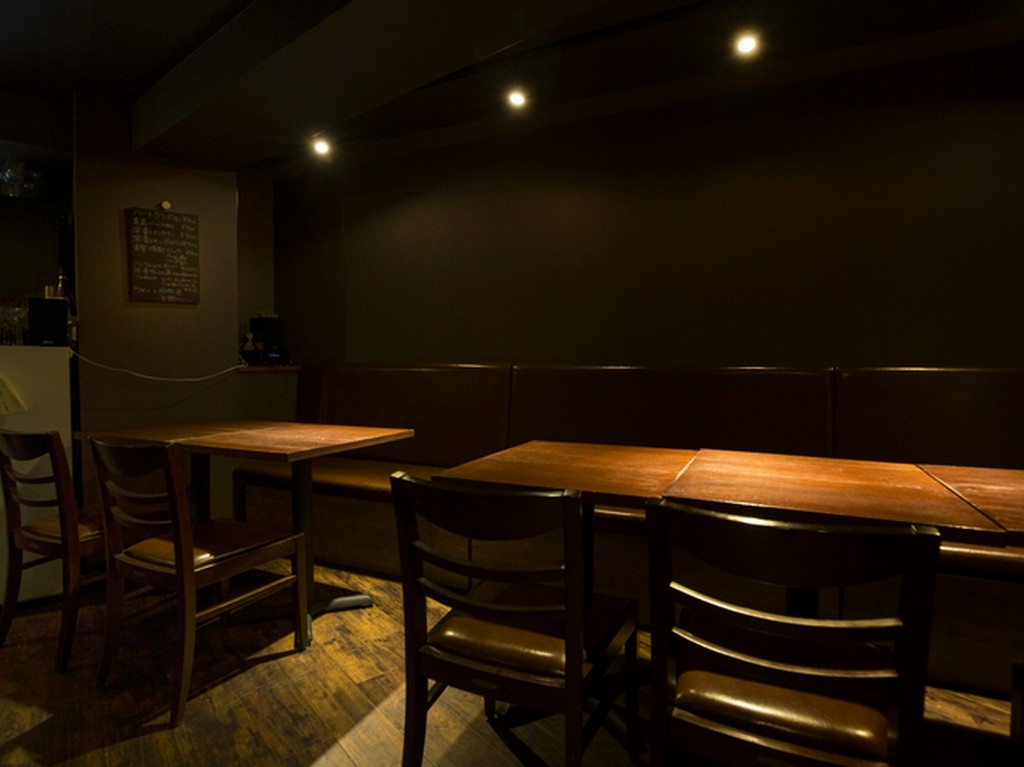 ウッド調のシンプルな店内は、料理に向き合えるひと時を演出