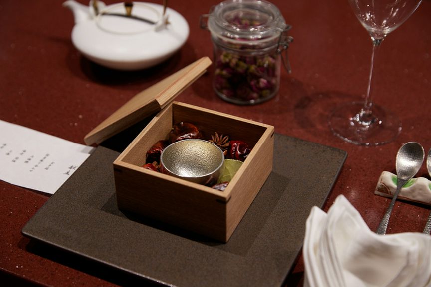 五感を刺激する「香りの玉手箱」でコースの幕開け